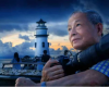 他不怕浪花溅湿衣裤，只怕错过瞬间