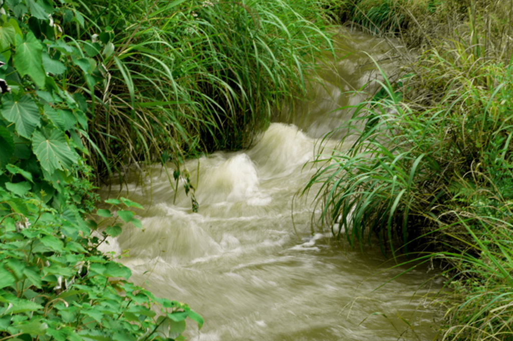 雨后小溪浪成峰 副本.jpg