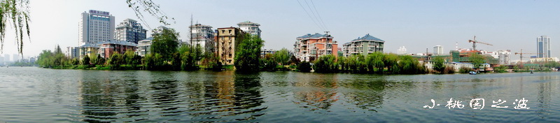 南京揖江门外有一小桃园，右侧有一大水面，景色甚美。