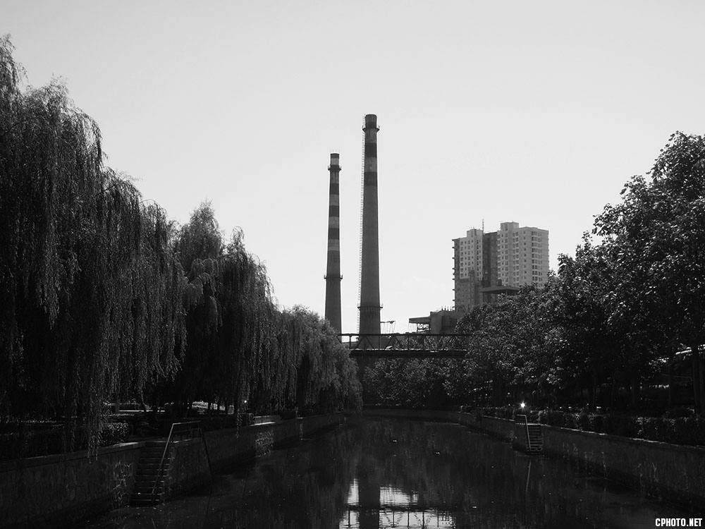 河岸上的烟筒