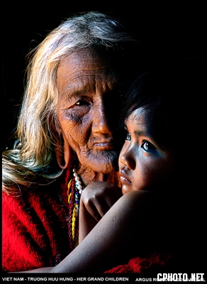 45. (Gold)2004VIETNAM-Truonghuuhung-4- Her grandchildren.jpg