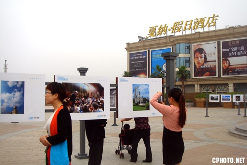 “光影戛纳-繁华印像”——2013戛纳湾影像艺术季.摄影大赛作品展场之一