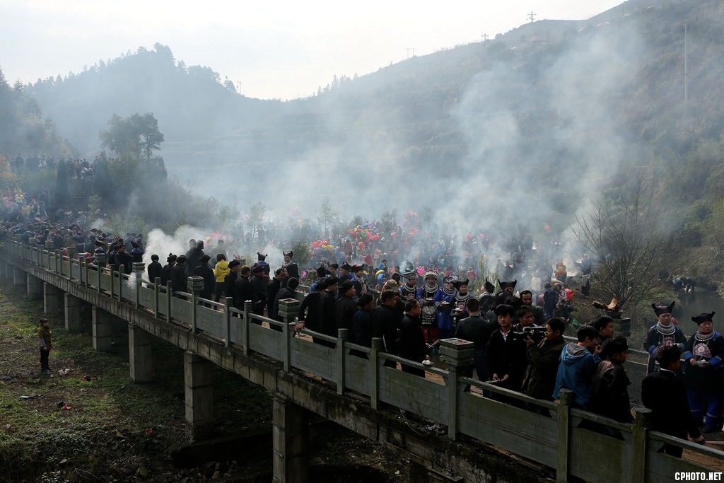 《神秘的苗族二月二招龙祭桥节》 钟传坤摄 (9).jpg