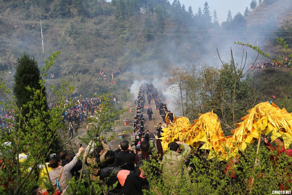 《神秘的苗族二月二招龙祭桥节》 钟传坤摄 (13).jpg