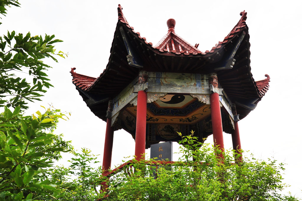 纪念亭一角2.JPG