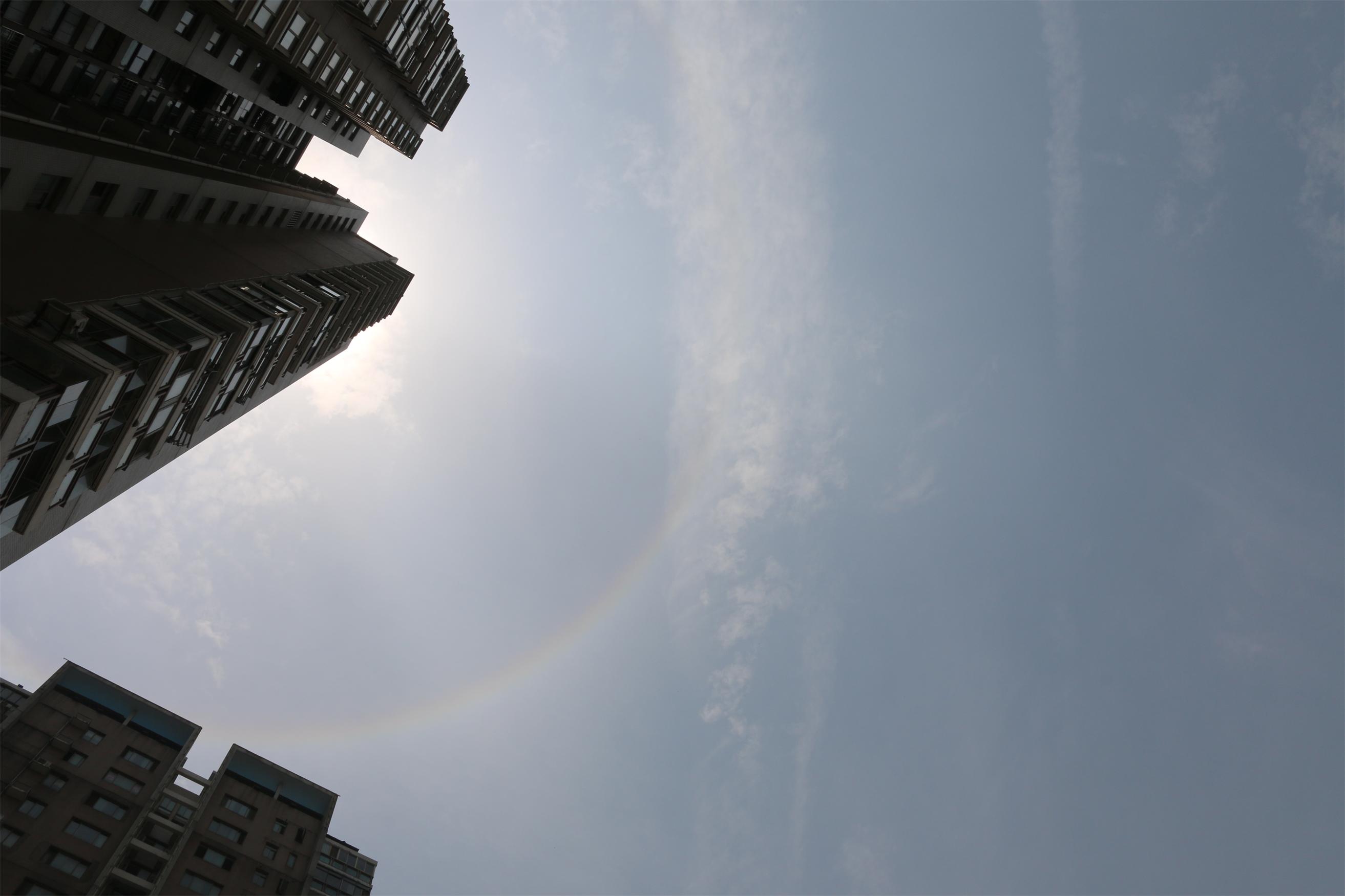 1.太阳周围呈现一道彩虹般光圈。日晕，是一种比较罕见的天象。.jpg