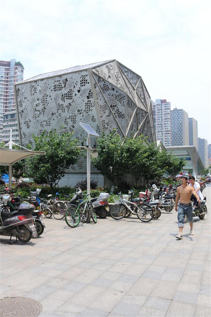 2.地铁武昌积玉桥站。日晕摄于2015年6月10日中午11时40分地铁站附近。.jpg