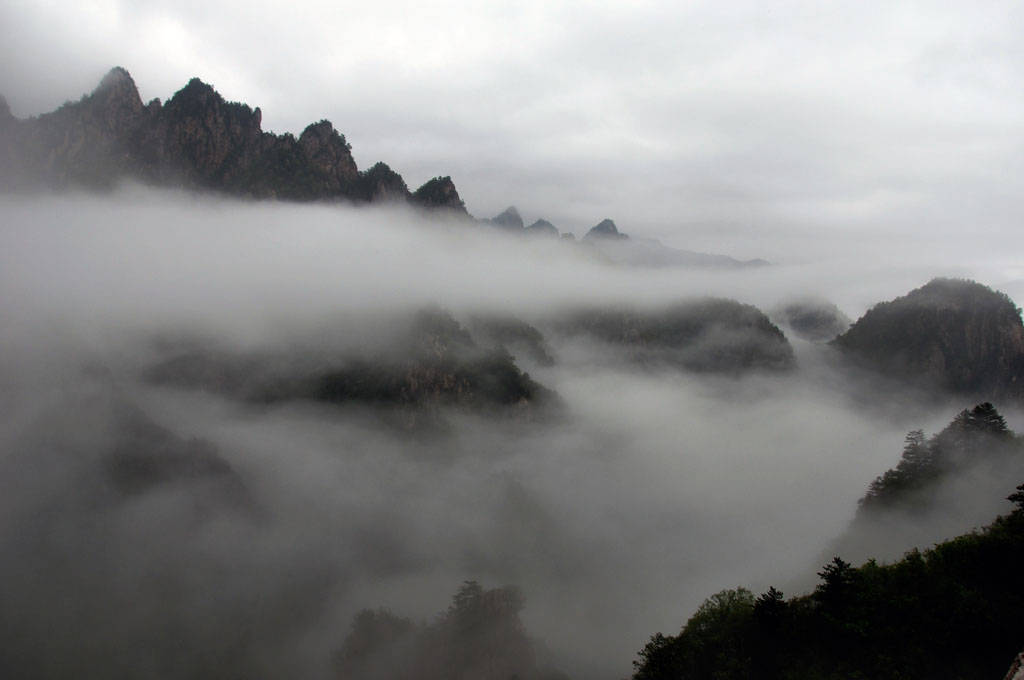 雾绕齿峰.JPG