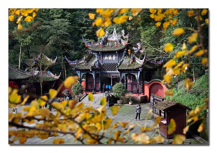 5图-2《中式建筑与枫叶的景》支箭-独创用摄影杆撑相机拍摄于成都.jpg