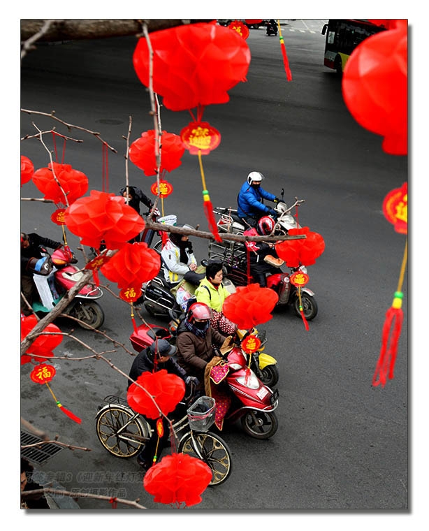 灯笼专辑3--5图-1《迎新年的红灯笼》成都街头--支箭-独创用摄影杆撑相机抓拍.jpg