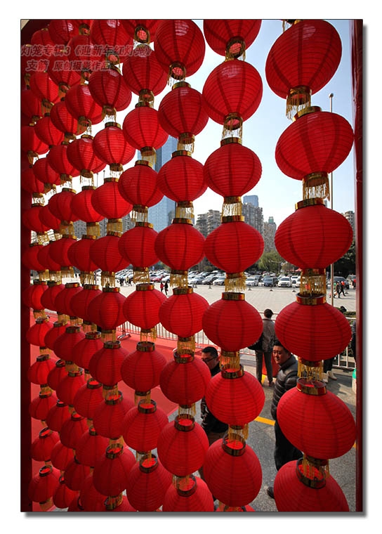 灯笼专辑3--5图-4《迎新年的红灯笼》成都街头--支箭-独创用摄影杆撑相机抓拍.jpg