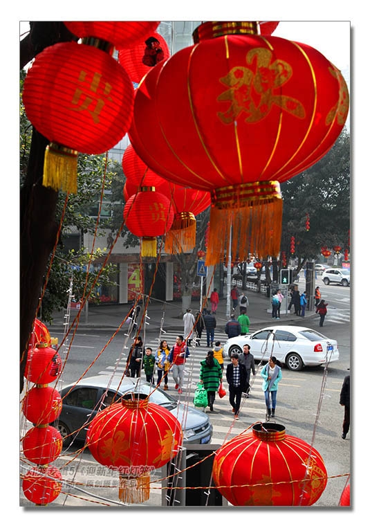 灯笼专辑5--5-3图《迎新年的红灯笼》四川南充春节--支箭-独创用摄影杆撑相机抓拍.jpg