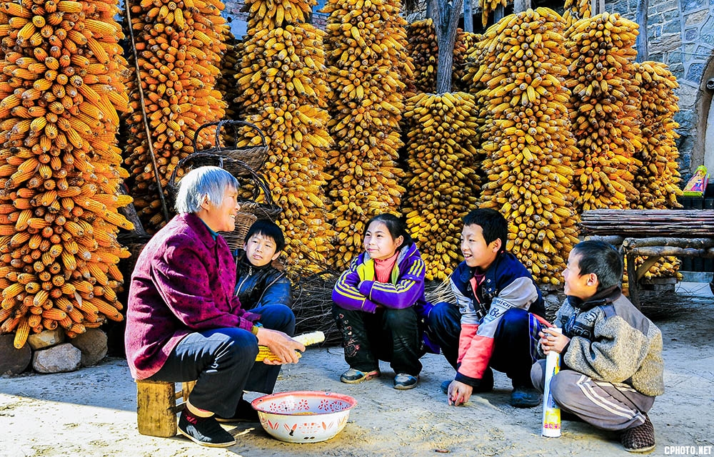 听奶奶讲故事.JPG