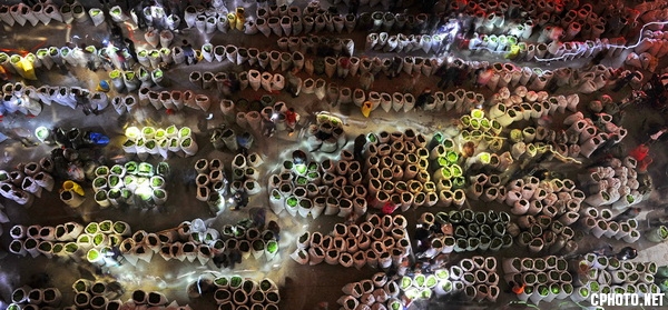 繁荣的茶市 卢范经_调整大小.jpg