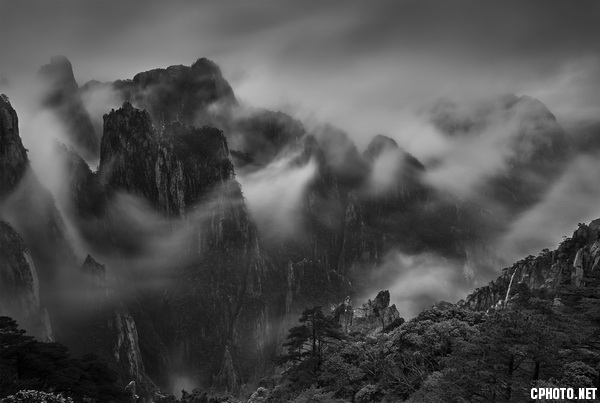 mountains in the mist 邬毅_调整大小.jpg