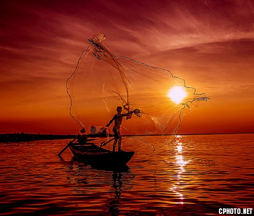fishing under the sunset glow披着晚霞捞珍1_调整大小.jpg