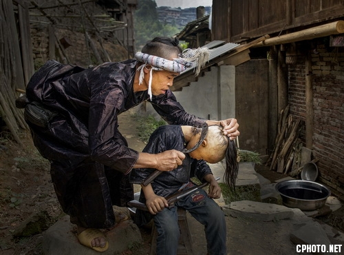 haircut in Basha village岜沙剃头_调整大小.jpg
