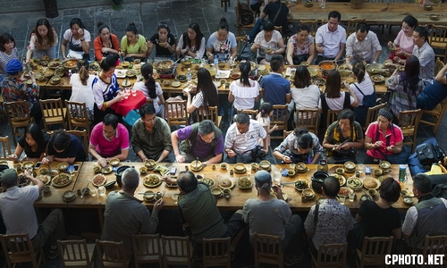 long table feast长桌宴_调整大小.jpg