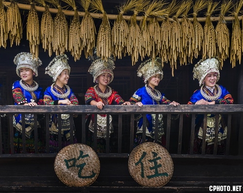 Miao girls greeting苗女迎客_调整大小.jpg