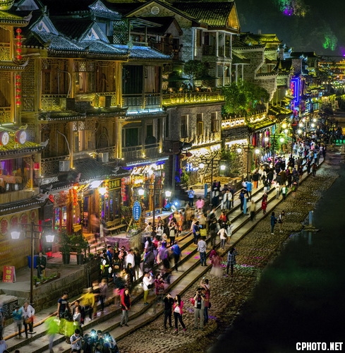 night tour in ancient town夜古城_调整大小.jpg