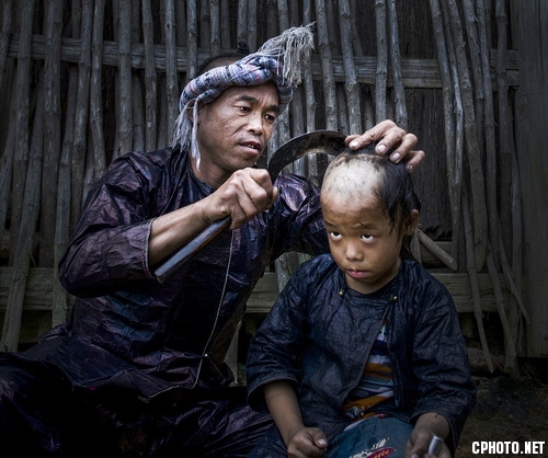 haircut in Basha village剃头_调整大小.jpg