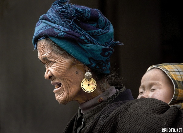 Grandmother back祖母的暖背.JPG