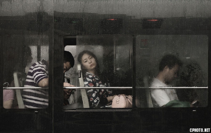 公交車上的人，一扇車窗就像一幅畫框，刻畫下人生百態