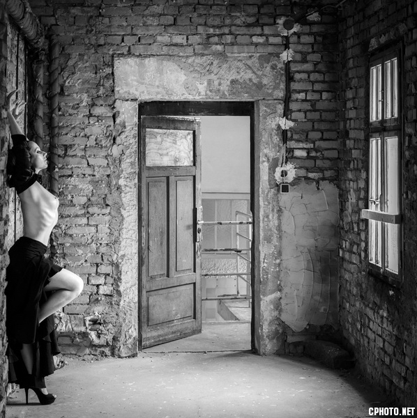 Honourable mention FIAP-Gunter Scholtz-Germany-Akt-Open Door.jpg