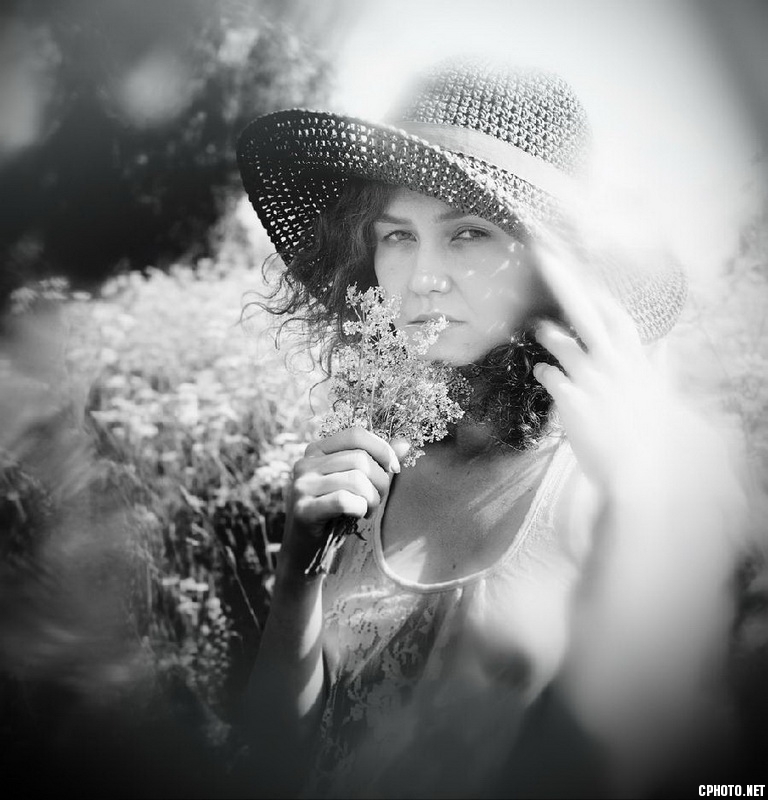 beauty in a hat_调整大小.jpg