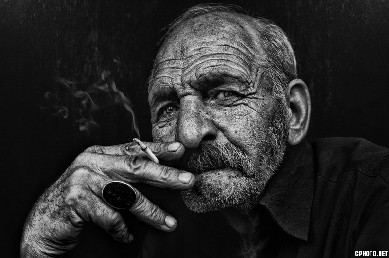 smoking cigar_調整大小.jpg
