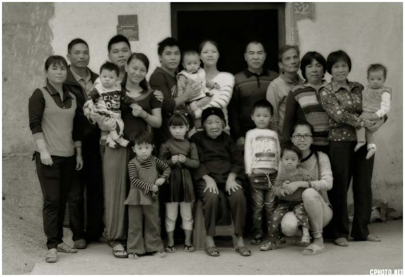3.四代同堂（部分家族成员，李鸿雁摄）.jpg