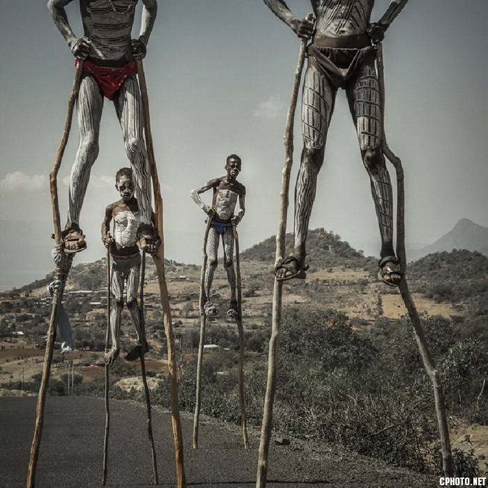Walking on Stilts_调整大小.jpg