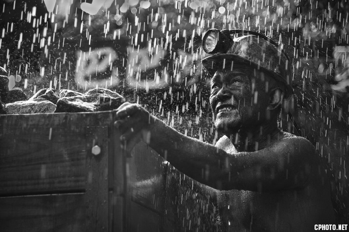 mining in the rain_调整大小.jpg