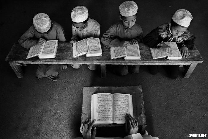 reading the holy quran_调整大小.jpg