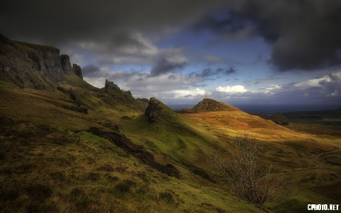 dark clouds over quiraing_调整大小.jpg