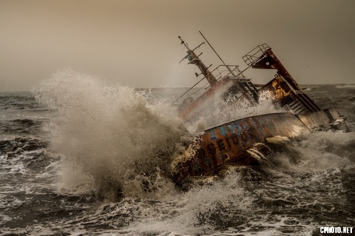 breaking the waves_调整大小.jpg