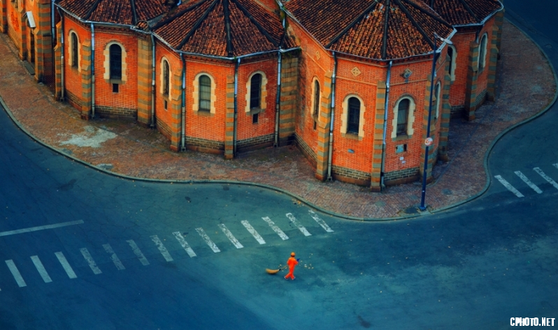 Sweeper beside Church - FIAP Gold medal_调整大小.png