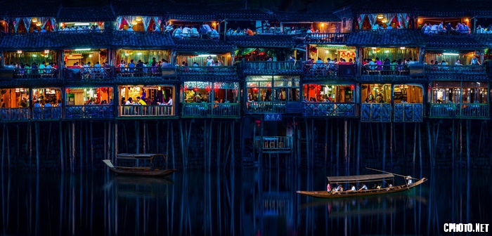 Night tour of stilted buildings_调整大小.jpg