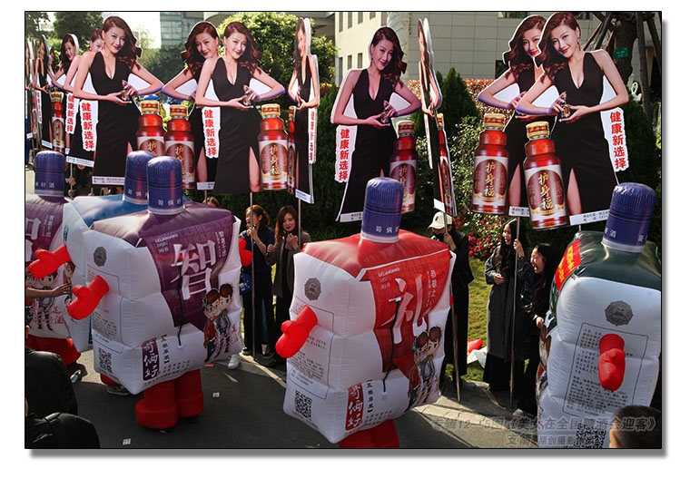 2018-3-31--商业专辑12--5图-4《美女在全国糖酒会迎客》--支箭-独创用杆撑相机摄于成都.jpg