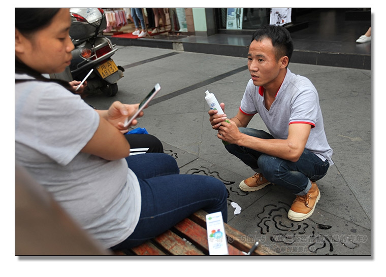 商业专辑13--5图-5《放低姿态推销商品的青年》--支箭-用杆撑相机-反手抓拍于-成都街头.jpg