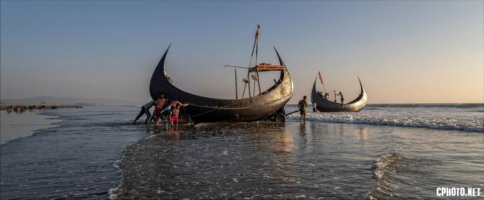 launching the boats.jpg