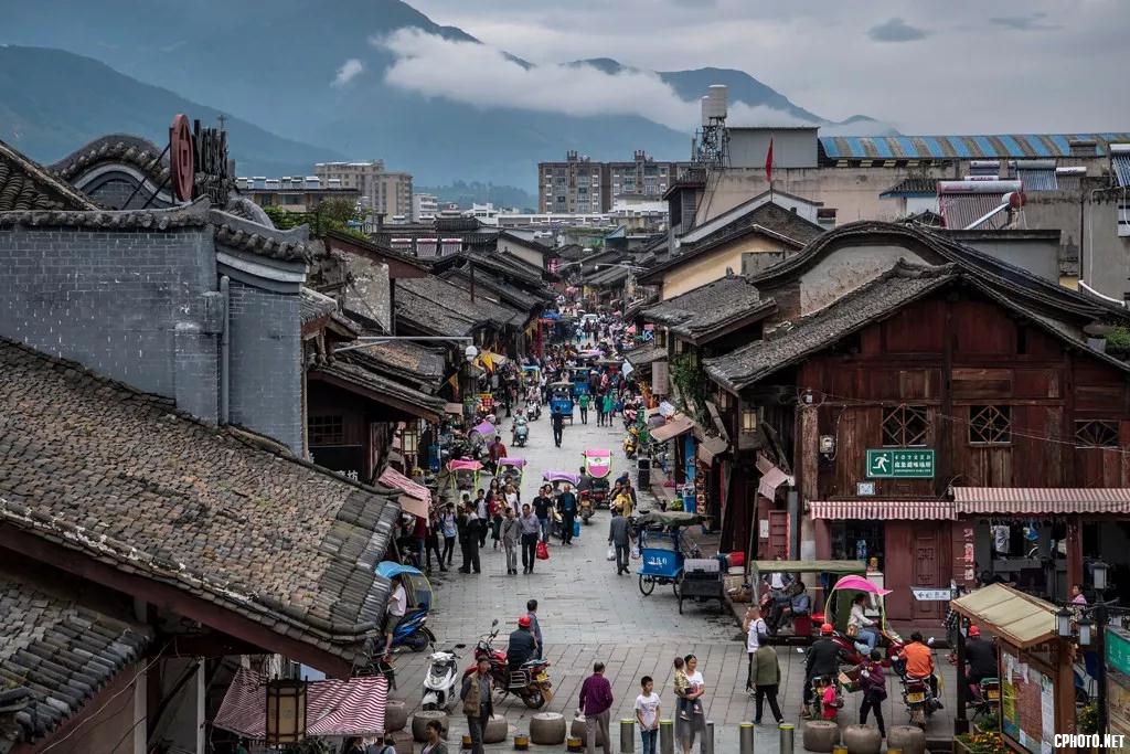 置身会理的街道，人声鼎沸、比肩继踵，四周是鳞次栉比的古朴房屋，仿佛步入了“清明上河图”的繁华景象。