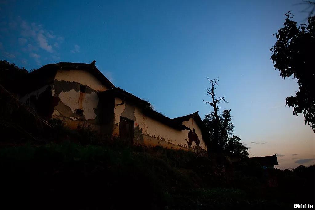 夕阳余辉下的山村更显祥和宁静。