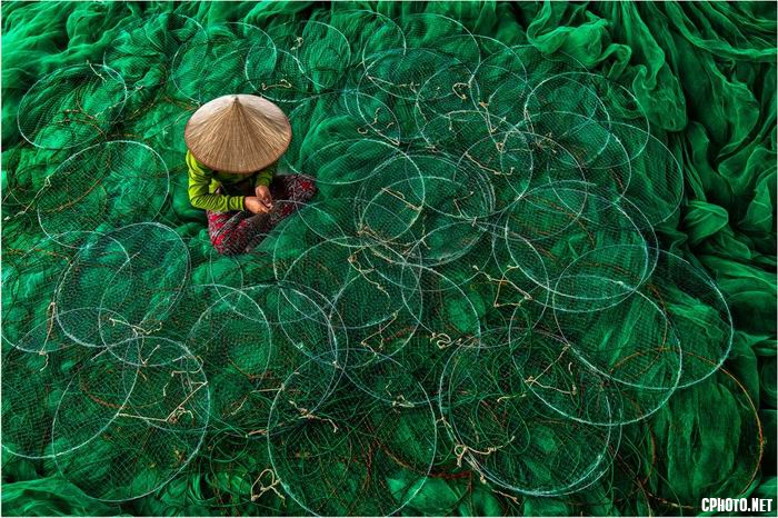 lady mending nets 1.jpg
