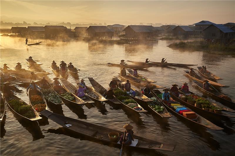 FLOATING MARKET.jpg