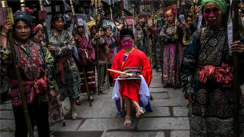 The assistant in the temple fair.jpg