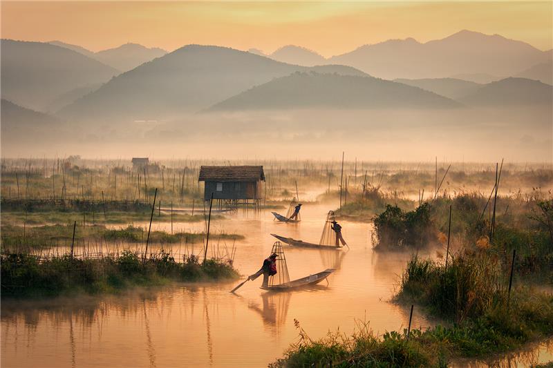 Misty morning of Inle Lake.jpg