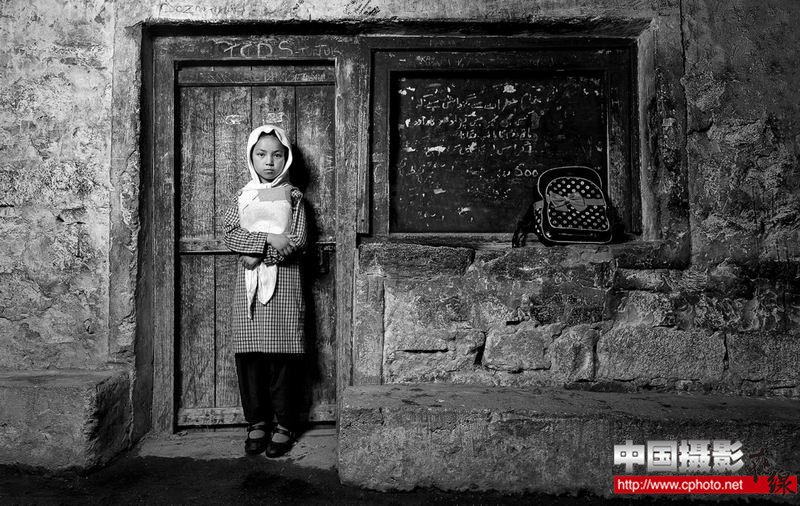 a girl and a book bw_副本.jpg