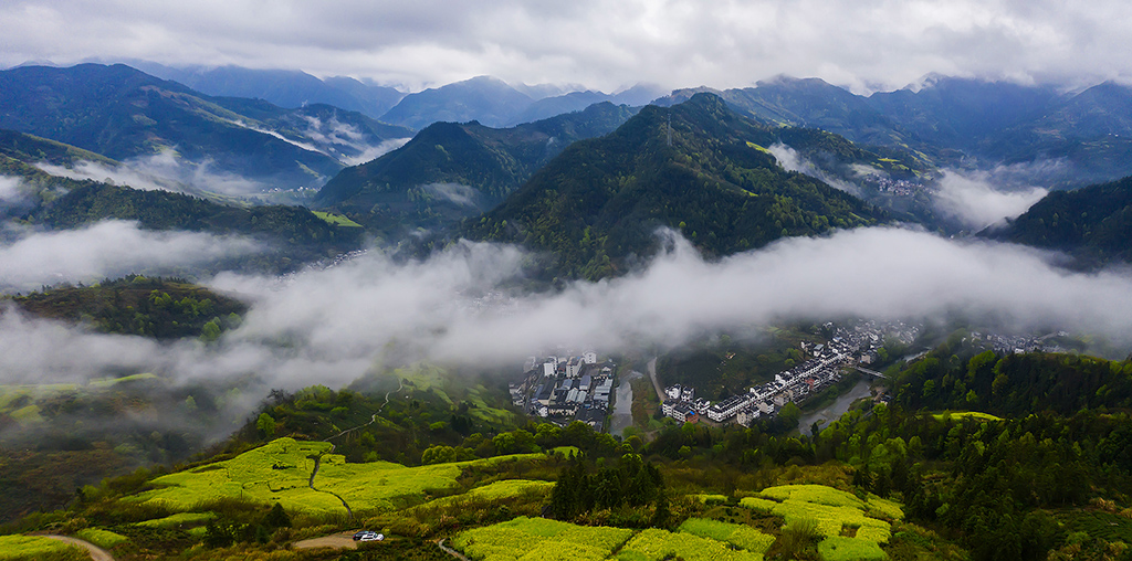 雨雾山村 黄山市歙县石潭景区.jpg