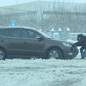 河南信阳暴雪中车辆行驶惊心动魄险象环生